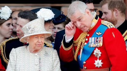 La reina Isabel II y el príncipe Andrés, en el palacio de Buckingham en 2019.
