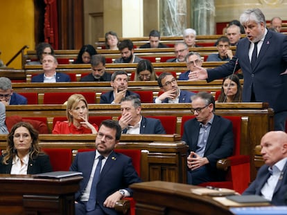 El portavoz de Junts, Albert Batet, este miércoles, interpelando al president Pere Aragonès en el pleno del Parlament.