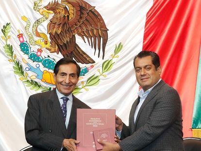 El Secretario de Hacienda Rogelio Ramírez de la O (izda) y el presidente de la Mesa Directiva de la Cámara de Diputados, Sergio Gutiérrez, con el Presupuesto para 2022.