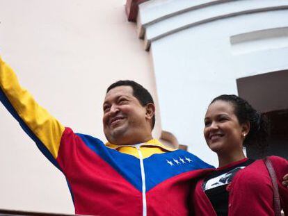 Hugo Chávez, junto a su hija Rosa Virginia, en el Palacio de Miraflores en Caracas.