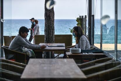 Clientes en un restaurante del Paseo Maritimo de Platja d’Aro.