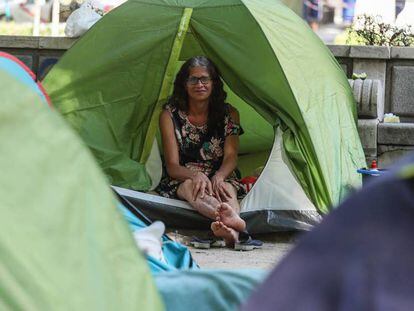 Una persona sin techo en el campamento del paseo del Prado. En vídeo, declaraciones de algunos de los residentes de la acampada.