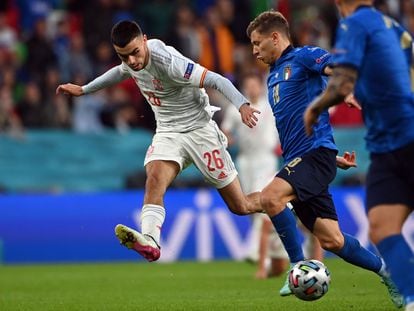 Pedri juega el balón ante la presión de Barella.