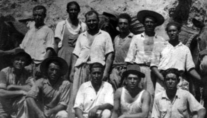 Presos de un campo de concentración del franquismo en Sevilla.