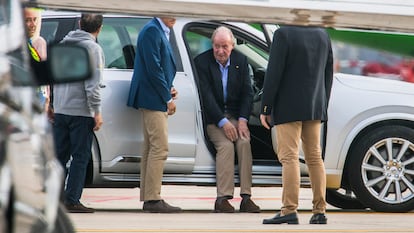 El rey Juan Carlos sube a uno de los vehículos que lo esperaban a pie de avión en el aeropuerto de Vigo, este jueves.