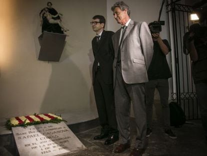 Ofrenda de Societat Civil Catalana, ayer en la tumba de Rafael de Casanova en Sant Boi.