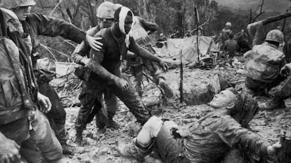 Soldados de Estados Unidos durante la lucha por el control de la colina 484 en Vietnam, en 1966.