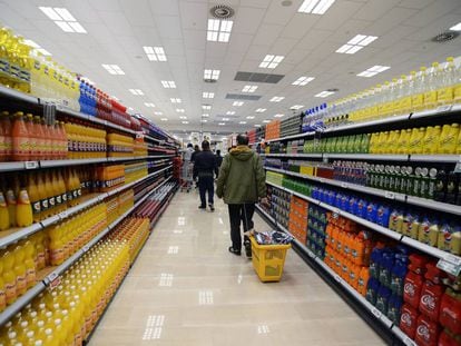 Sección de refrescos de un supermercado de Roma (Italia).