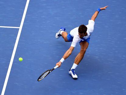 Djokovic devuelve de revés durante el partido contra Bautista en la Louis Armstrong de Nueva York.