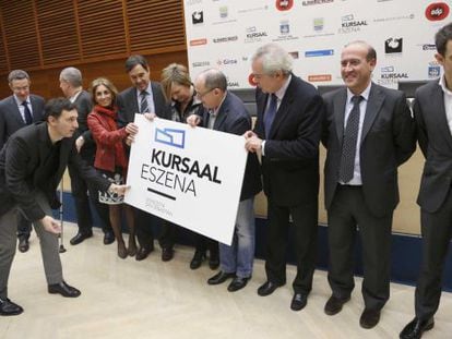 Los patronos del Kursaal posan junto a la imagen de la nueva marca con la que se gestionará el centro y la actividad cultural del mismo.