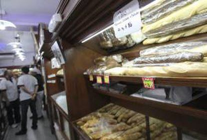 Fotografía del 27 de junio de 2013 en la que se observa una panadería del centro de Buenos Aires.