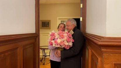 Andrés Manuel López Obrador, presidente de México, le entrega un ramo de flores a su esposa, Beatriz Gutiérrez Müller.
