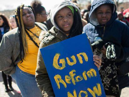 Un chico lleva en la manifestación de Washington un cartel que reza: 'Reforma de las armas, ya'.