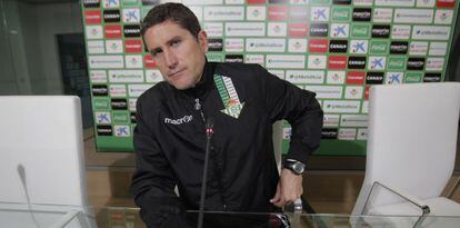 El entrenador del Betis Juan Carlos Garrido, durante la rueda de prensa de esta mañana