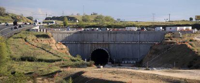 Tuneladora del tren a Navalcarnero, abandonada a las afueras de M&oacute;stoles.