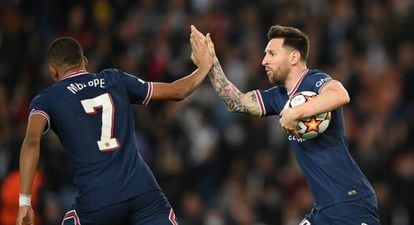  Lionel Messi del Paris Saint-Germain celebra una jugada con Kylian Mbappe  en un partido del Paris Saint-Germain frente al RB Leipzig en el  Parque de los Príncipes en París