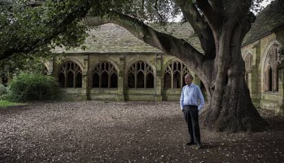 El ensayista Robin Lane Fox, en los jardines del New College de la Universidad de Oxford.
