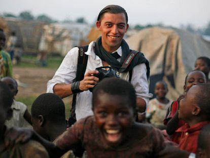 El fotógrafo Lucas Mebrouk Dolega, en 2008, en la provincia de Kivu Norte, cerca de Goma, en la República Democrática del Congo (RDC).