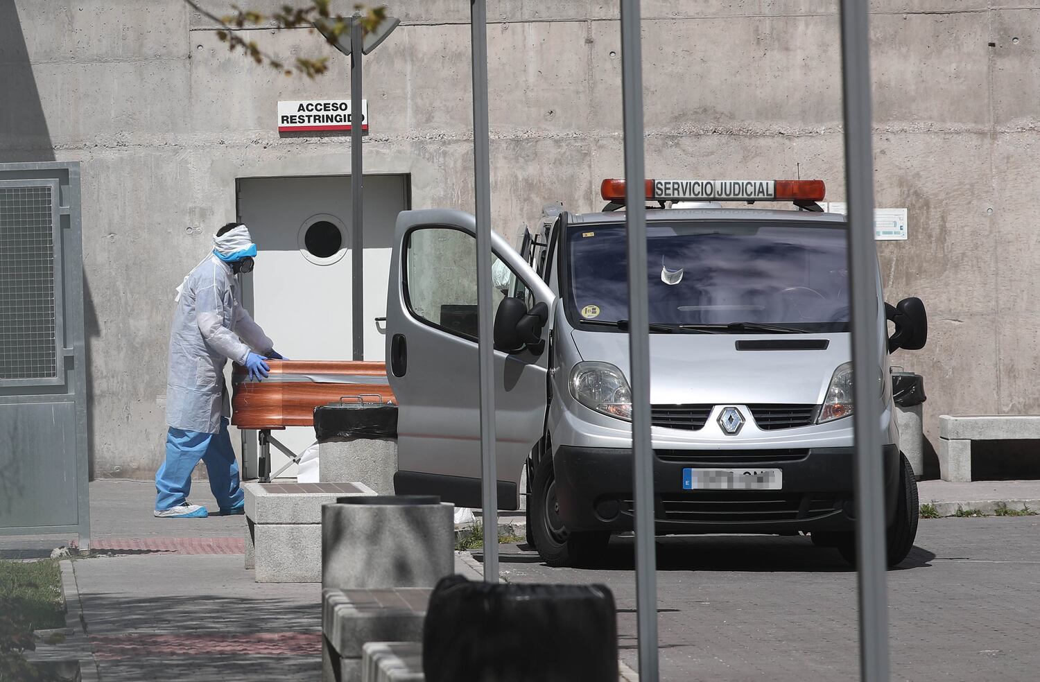 27 de junio, el primer día que Madrid no registró ningún fallecido por covid 2 Traslado de un féretro desde la Residencia de Mayores Adolfo Suárez a un vehículo de intervención judicial el 2 de abril de 2020.