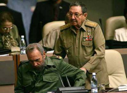 Raúl Castro (de pie) ayuda a su hermano Fidel a sentarse en la Asamblea Nacional cubana en La Habana, en una foto de diciembre de 2004.