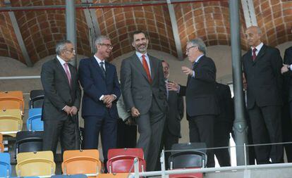 El Rei, amb l'alcalde de Tarragona, Josep Fèlix Ballesteros, a la seva dreta, i el president de la Diputació, Josep Poblet, a la seva esquerra.