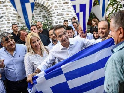 Kyriakos Mitsotakis, este lunes en Makrinitsa con una bandera griega.