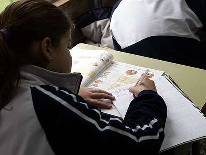 Una niña estudia en el colegio Amorós de Madrid.