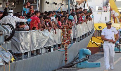 Inmigrantes se preparan para desembarcar en Sicilia, a final de julio.