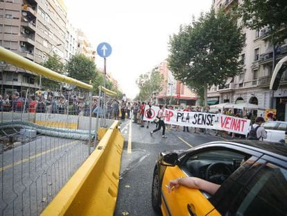 Manifestaci&oacute;n de vecinos del Paral&middot;lel contra la reforma de la avenida