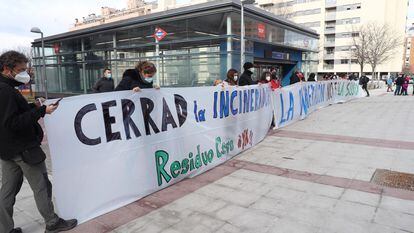 Asociaciones vecinales y ecologistas, durante una marcha el pasado 31 de enero para reclamar al Ayuntamiento de Madrid el cierre de la incineradora de Valdemingómez en 2025, como se comprometió el equipo de Gobierno anterior.