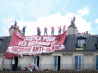 Activistas de extrema derecha deslizan una pancarta que pide justicia para las "víctimas del racismo anti-blanco" en una azotea de París el 13 de junio de 2020.