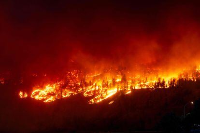 Las llamas avanzaban por las colinas de McDougall Creek, Canadá, al oeste del territorio canadiense, el jueves.