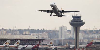 Un avi&oacute;n despega en la T4 del aeropuerto Adolfo Su&aacute;rez-Barajas