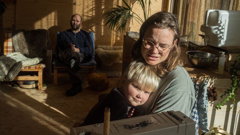 Jurre Antonisse y Jasmijn Twilt viven con su hijo Ole en una casa pequeña en Delft, Holanda. Su elección de este estilo de vida está impulsada por razones ecológicas.