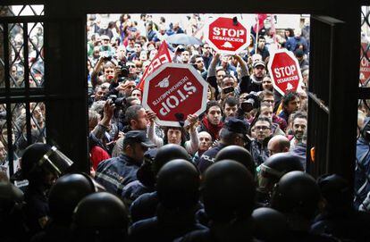 Decenas de huelguistas protestan ayer contra los desahucios a las puertas del Banco de Espa&ntilde;a en Valencia. 