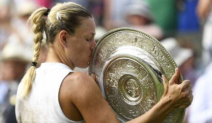 Kerber besa el trofeo de campeona, el pasado sábado en Wimbledon.
