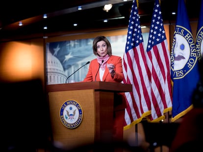 Nancy Pelosi, presidenta de la Cámara de Representantes, atiende a la prensa el viernes en Washington.