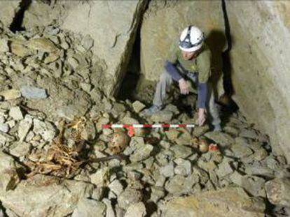 Uno de los técnicos de Aranzadi señala los restos humanos con signos de muerte violenta hallados en la sima de El Raso, en Urbasa (Navarra).