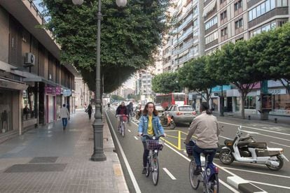 Proyección de cómo será el carril bici a la altura de la calle Colón de Valencia.