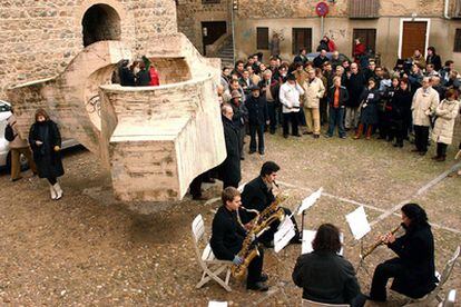 Un momento del homenaje celebrado en Toledo ante la escultura <i>Lugar de encuentros V,</i> de Eduardo Chillida.