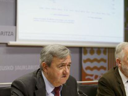 El consejero de Economía, Carlos Aguirre, en la rueda de prensa de esta mañana.