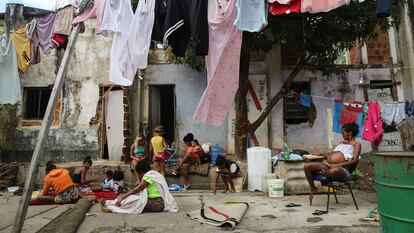 Varias familias a las afueras de una vivienda en una favela de Río de Janeiro (Brasil), en una imagen de archivo.