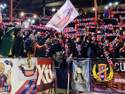 Aficionados de la peña Curvabar durante un partido del Yeclano.