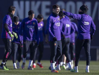 Messi y sus compañeros del Barça, durante el entrenamiento del viernes.