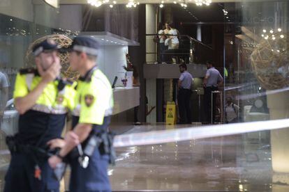 Dos hombres han entrado en el hotel Silken huyendo del tiroteo.