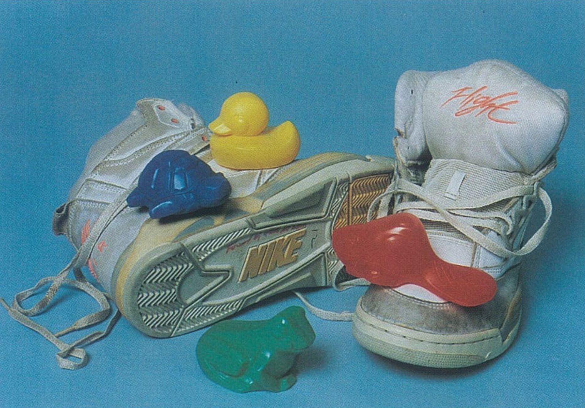 Juguetes de bañera del vertido de 1992, junto a unas zapatillas de un accidente anterior.