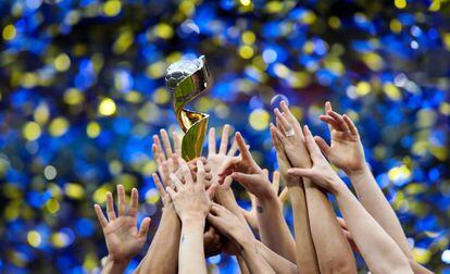 La selección de Estados Unidos con el trofeo del Mundial, el cuarto de su historia. 