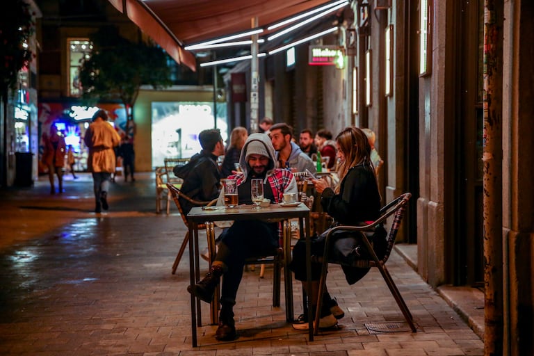 Decenas de clientes, en una terraza de un bar del centro de Madrid, el pasado viernes.