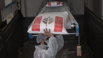 Un empleado carga una bolsa de harina en un camión, en un molino de Luleburgaz, Turquía.