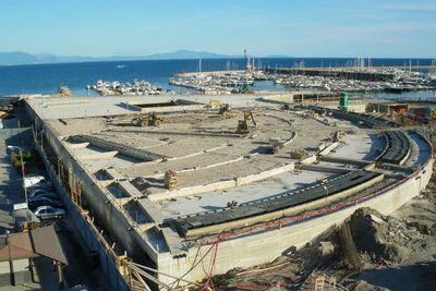 Obras del espectacular edificio Crescent de Ricardo Bofill en el paseo marítimo de Salerno, objeto de la polémica.